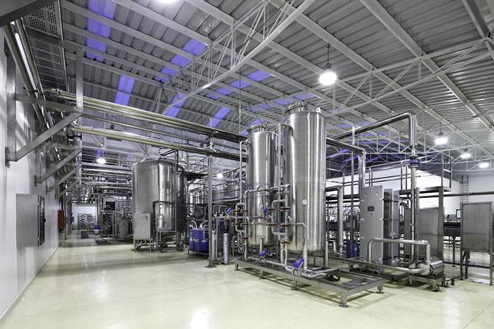 张家港工厂内的电缆由于没有桥架盖板的原因，长期暴露在外是否对电缆有影响？如何解决